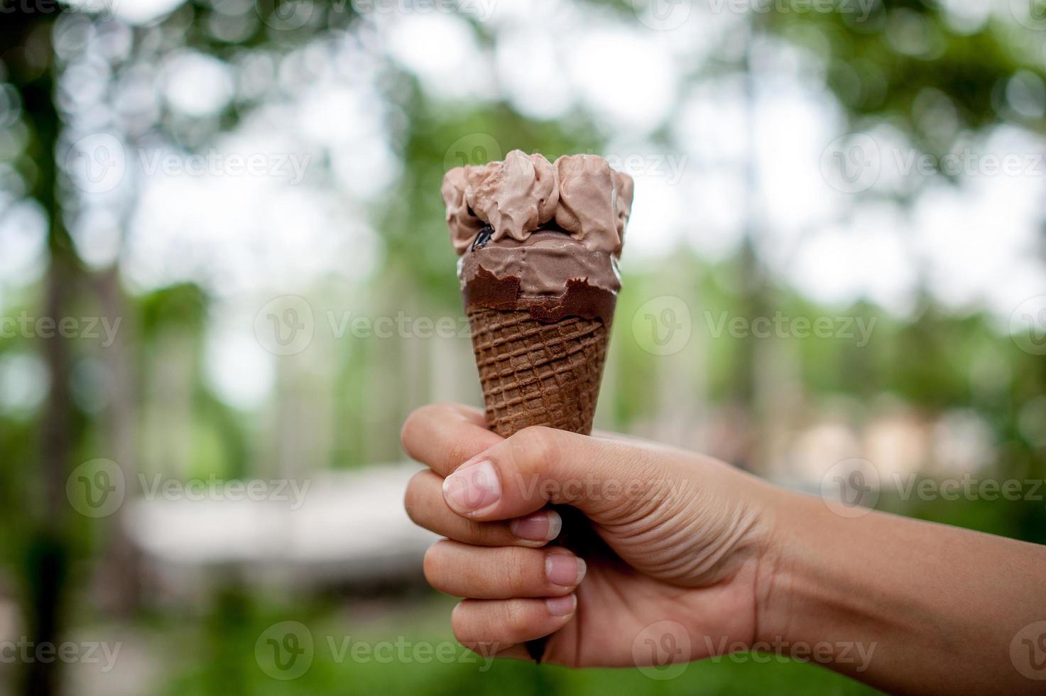 fotos de mão e sorvete de chocolate, conceito de comida com espaço de cópia