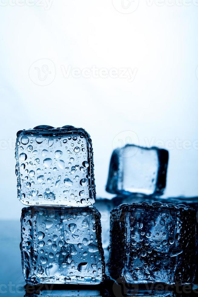 cubos de gelo são colocados lindamente. Conceitos de comida e bebida índigo cor de gelo adequados para todas as idades. foto