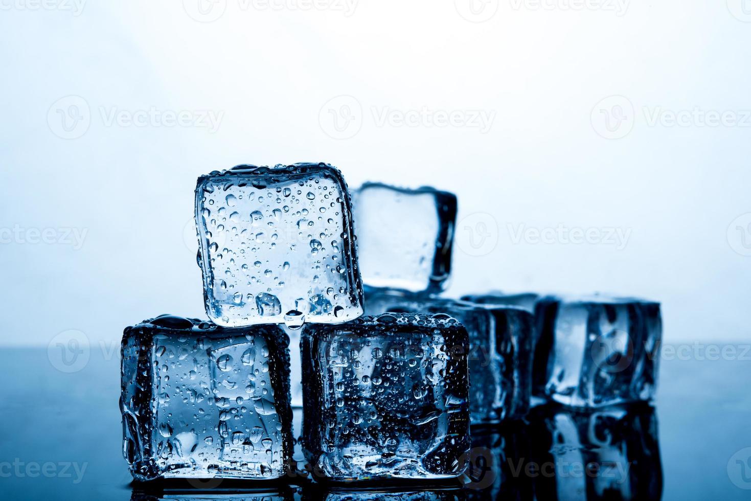 cubos de gelo são colocados lindamente. Conceitos de comida e bebida índigo cor de gelo adequados para todas as idades. foto