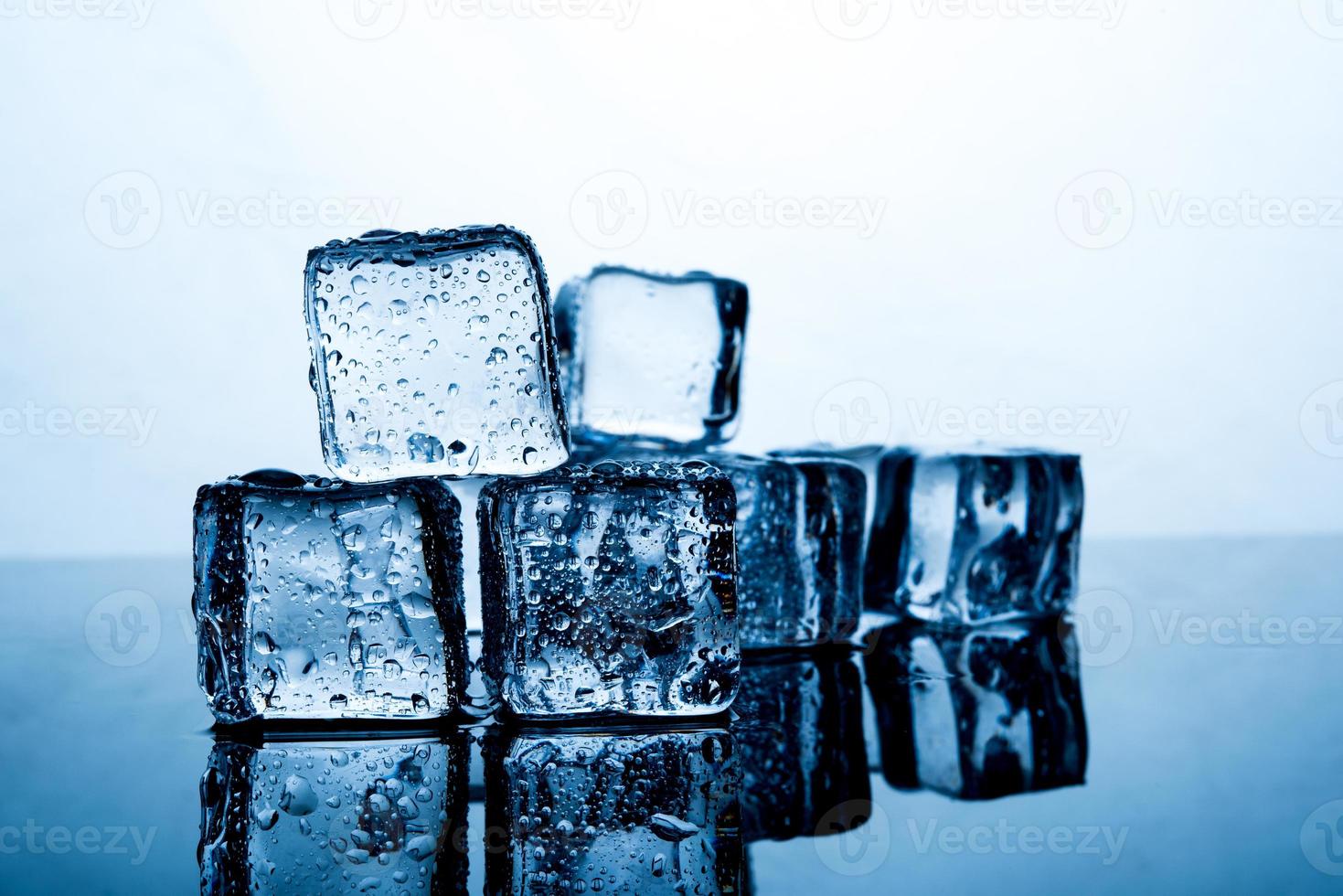 cubos de gelo são colocados lindamente. Conceitos de comida e bebida índigo cor de gelo adequados para todas as idades. foto