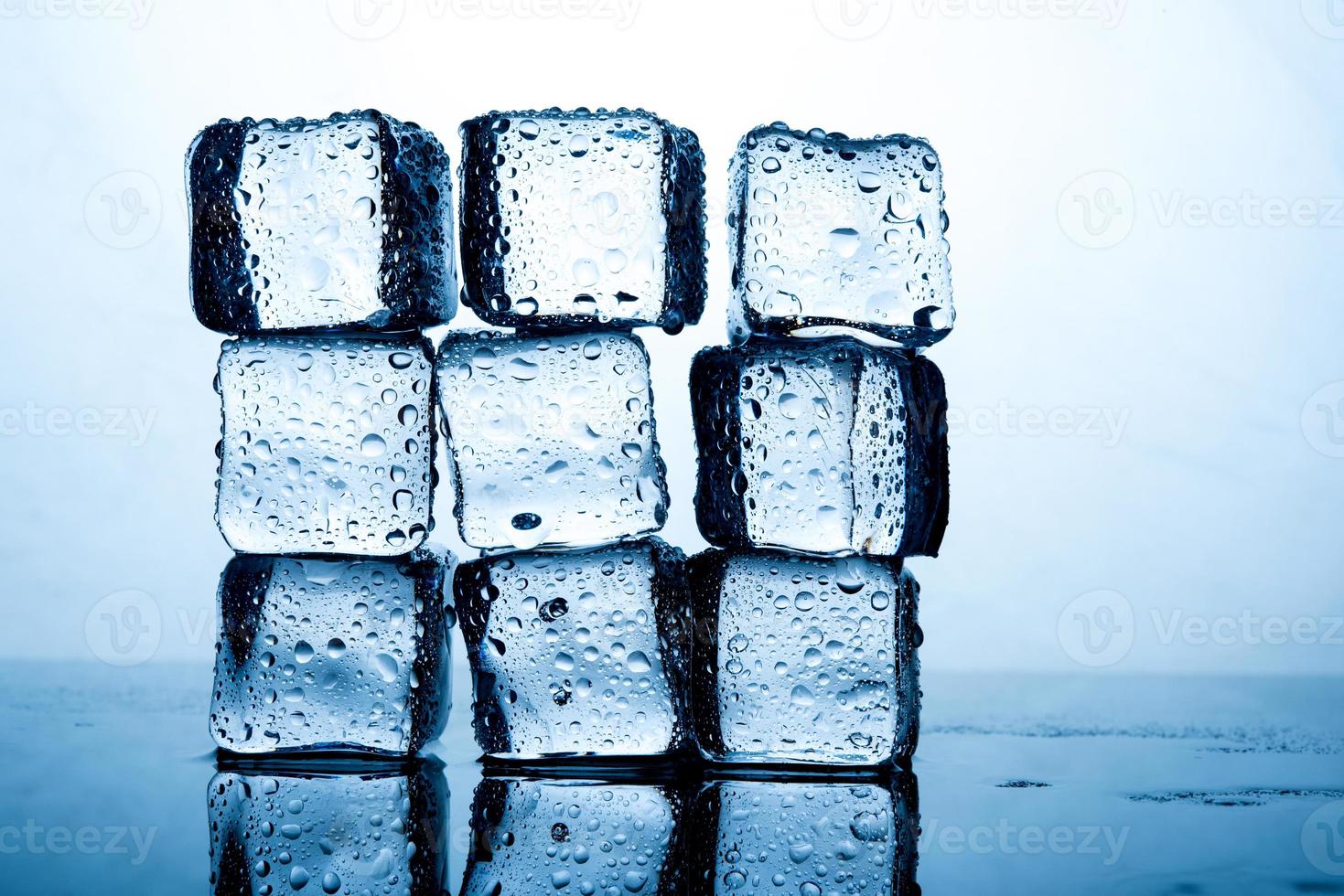 cubos de gelo são colocados lindamente. Conceitos de comida e bebida índigo cor de gelo adequados para todas as idades. foto