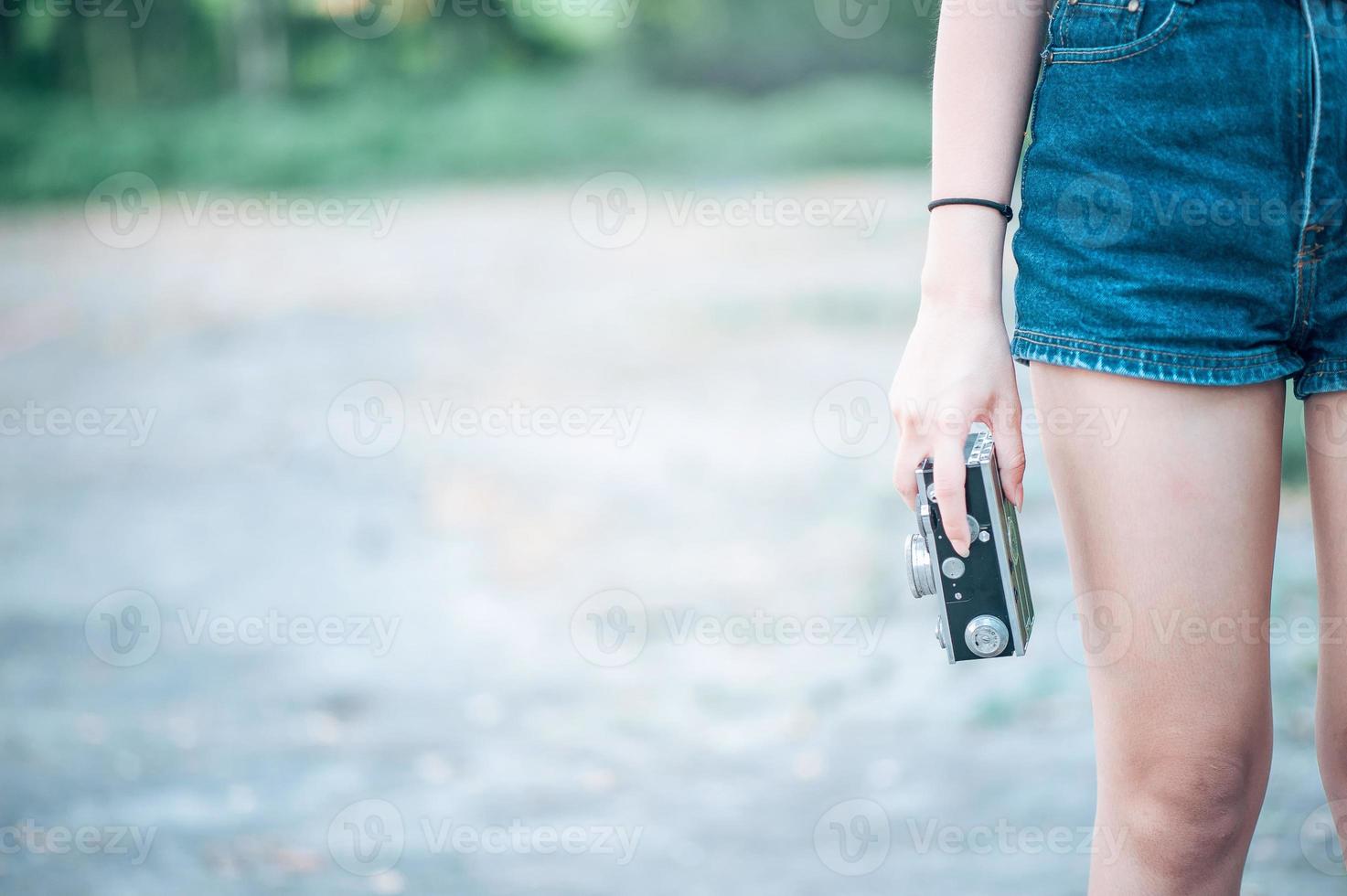 uma mulher segurando uma câmera, uma mulher que adora fotografia. fotografia de perto foto