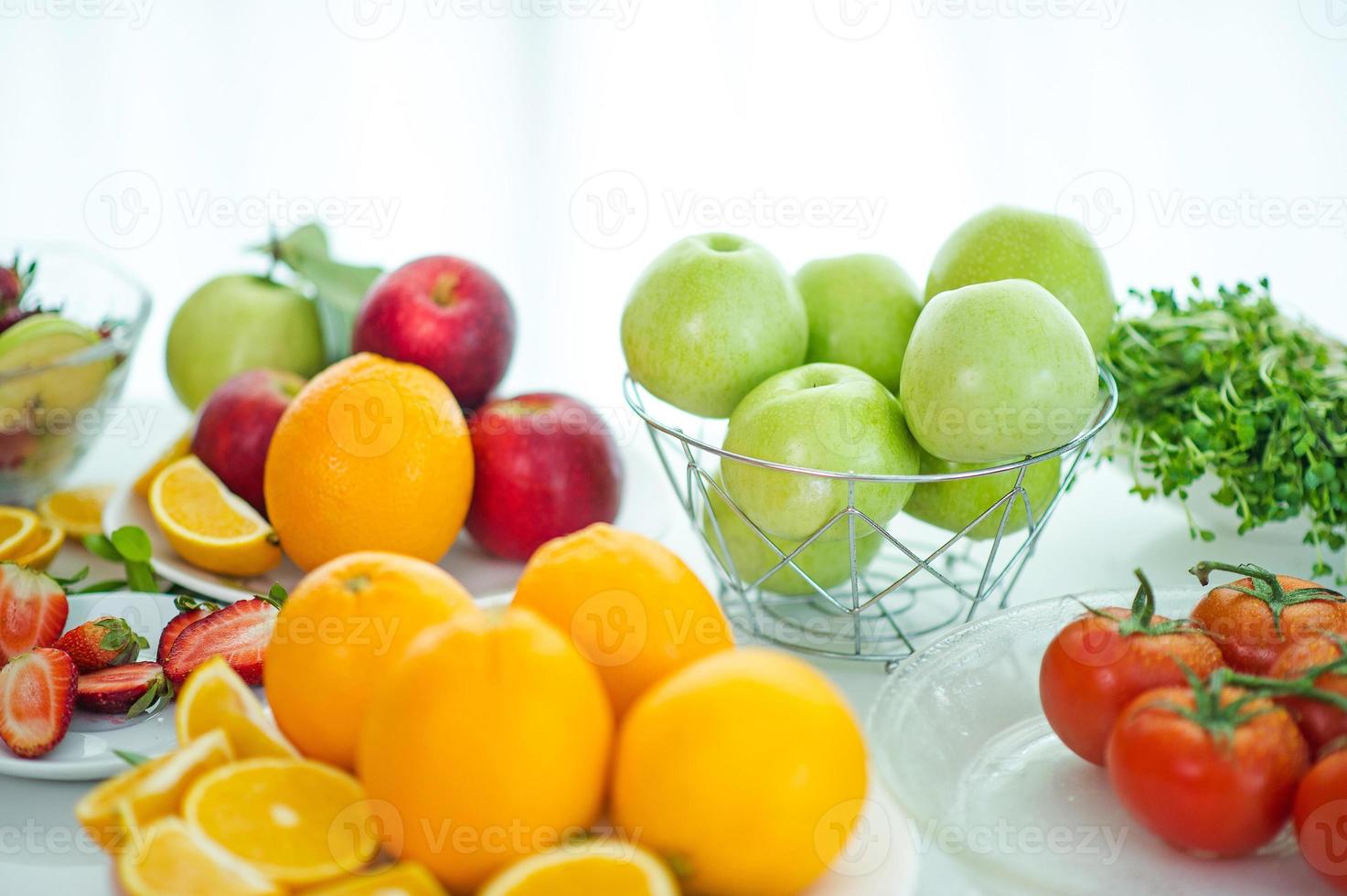 os frutos da fruta saudável amante da saúde e cuidados de saúde para comer alimentos saudáveis. à pele. a fruta é colocada em uma bela mesa, damasco de maçã, banana, laranja, dragão, colocada foto