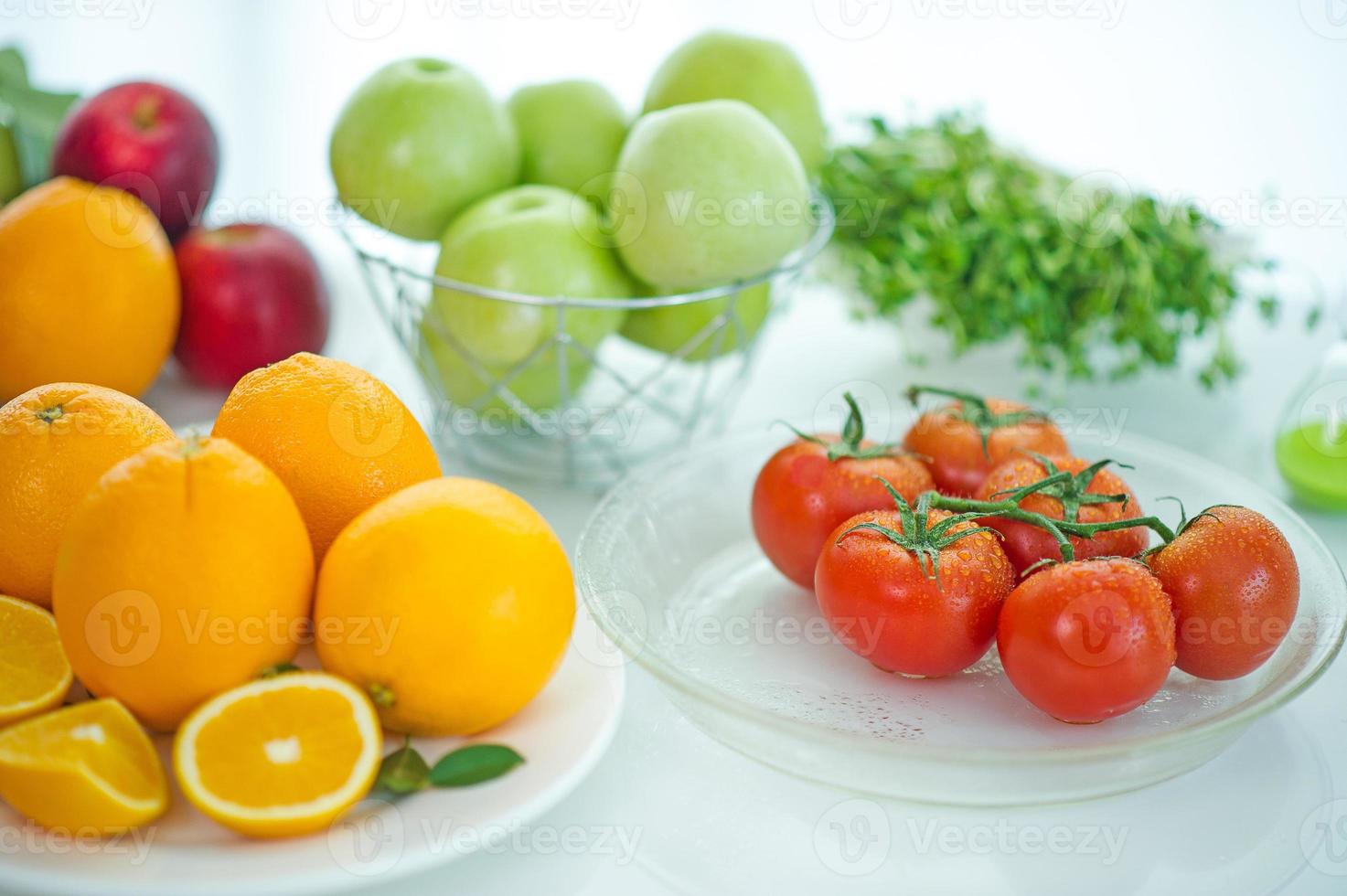 os frutos da fruta saudável amante da saúde e cuidados de saúde para comer alimentos saudáveis. à pele. a fruta é colocada em uma bela mesa, damasco de maçã, banana, laranja, dragão, colocada foto