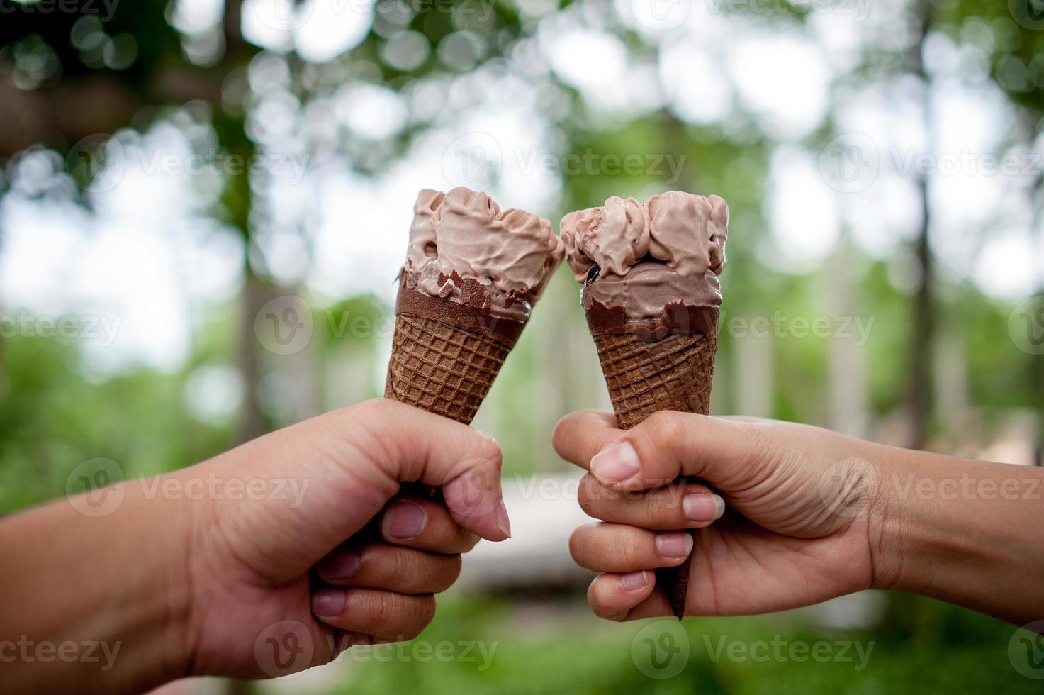 fotos de mão e sorvete de chocolate, conceito de comida com espaço de cópia