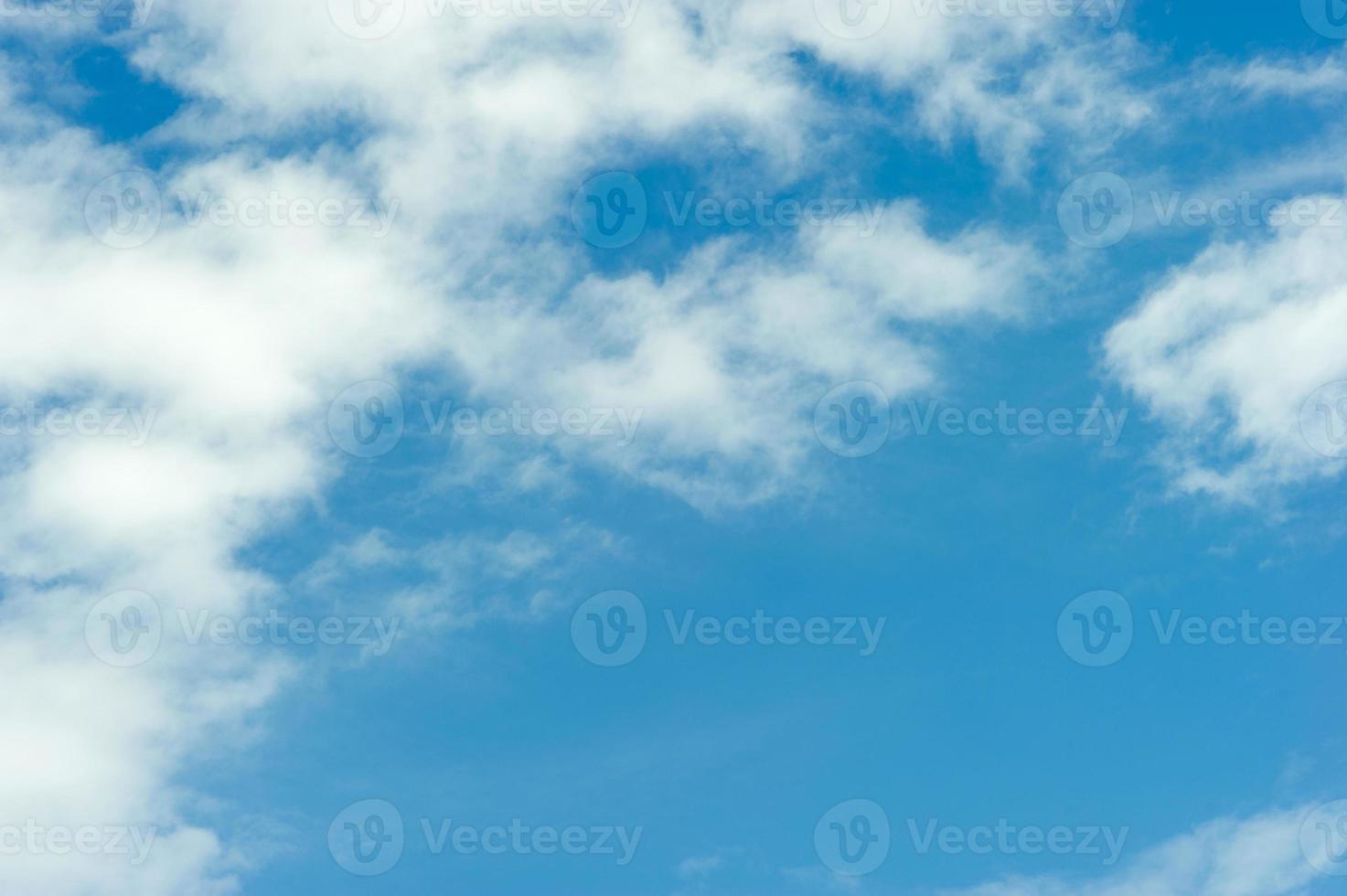 o céu e as nuvens azuis em um céu azul brilhante e belas nuvens foto