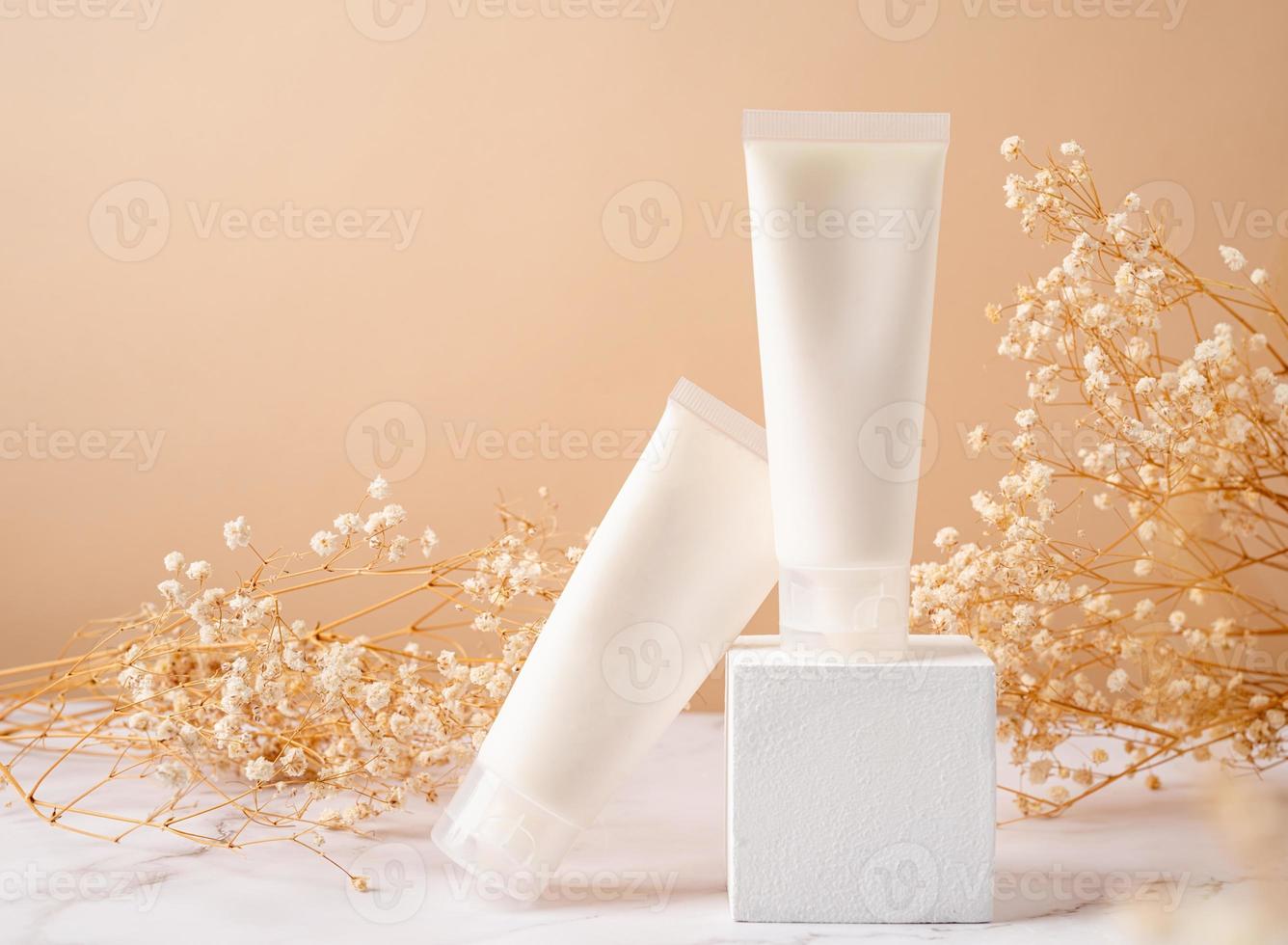 maquete de tubo de creme para apresentação de marca. produto de beleza natural para a pele no pódio branco quadrado. cores terrosas naturais foto