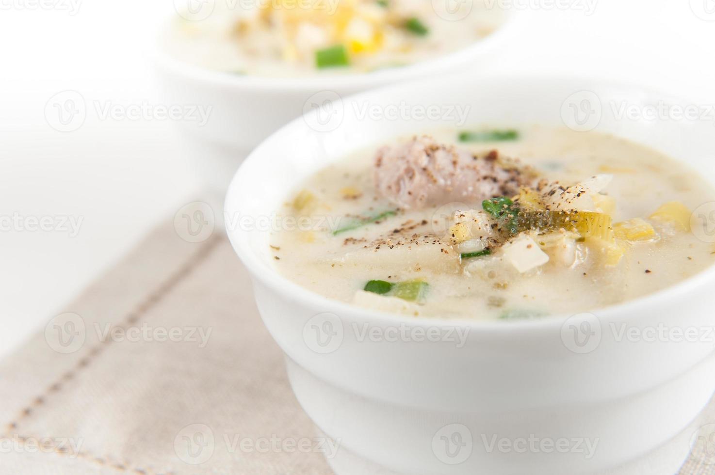 duas tigelas de sopa de batata e alho-poró foto