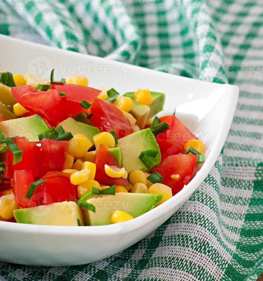 salada mista com abacate, tomate e milho doce foto