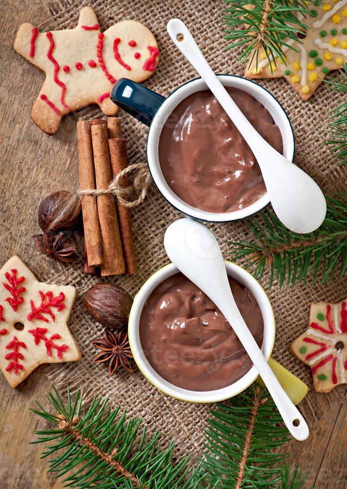 chocolate quente e pão de natal foto