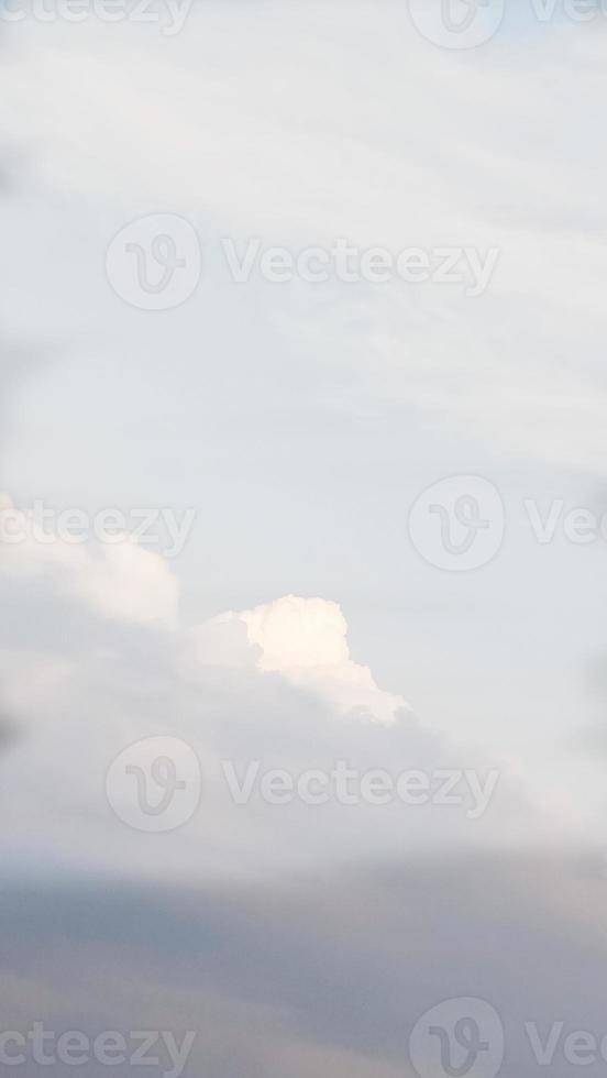 céu azul com natureza de fundo de nuvem, vertical foto