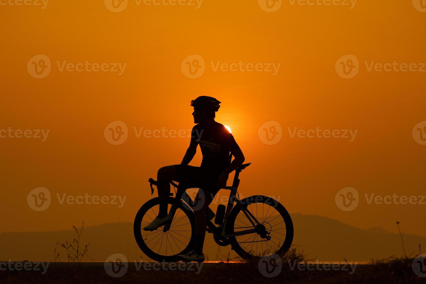 silhueta de um ciclista no pôr do sol na tailândia. foto