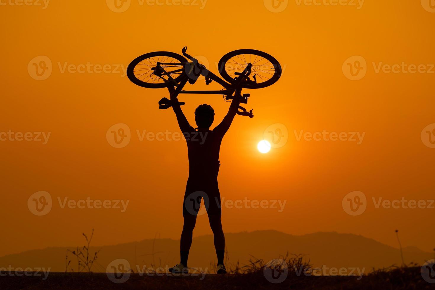 silhueta de um ciclista no pôr do sol na tailândia. foto