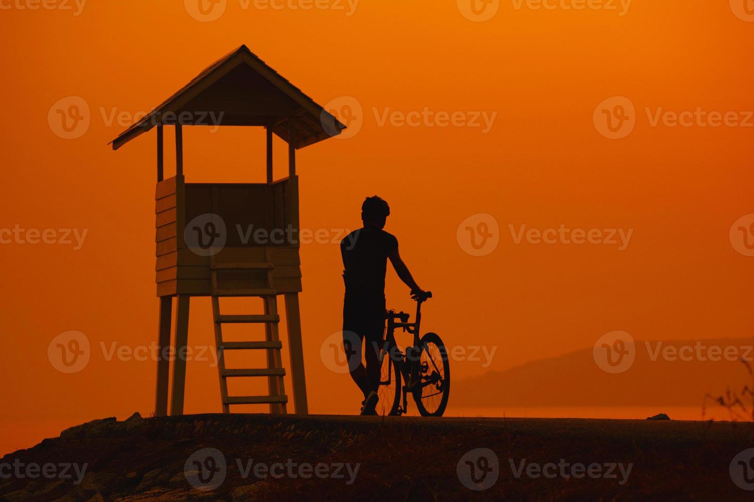 silhueta de um ciclista no pôr do sol na tailândia. foto