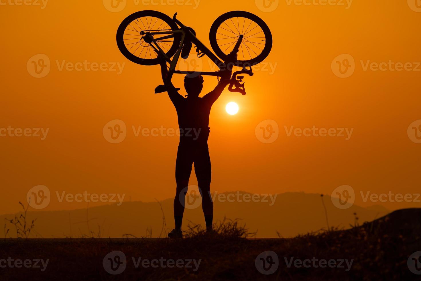 silhueta de um ciclista no pôr do sol na tailândia. foto