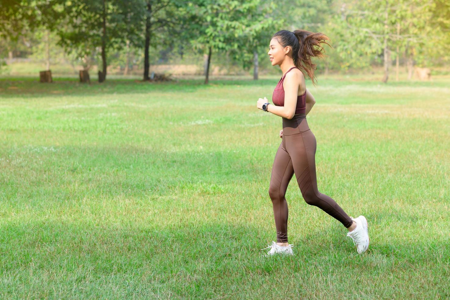 belas mulheres asiáticas se exercitam no parque todas as manhãs, é um estilo de vida para relaxamento e boa saúde do corpo foto