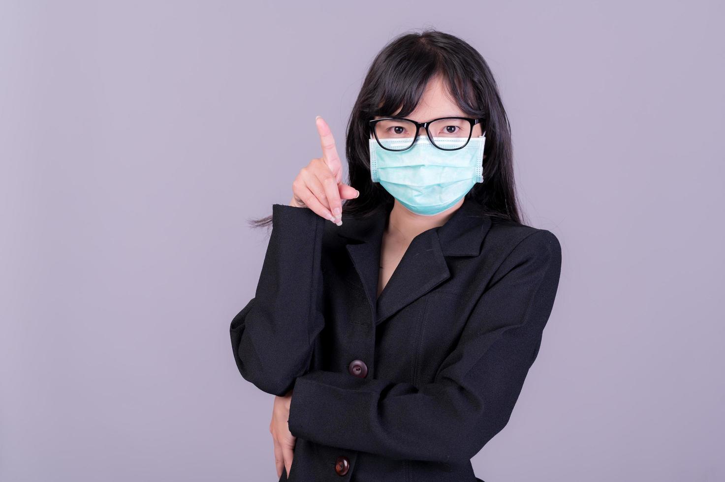 mulheres de negócios asiáticos têm que usar uma máscara para cobrir o rosto para evitar a poluição da poeira foto