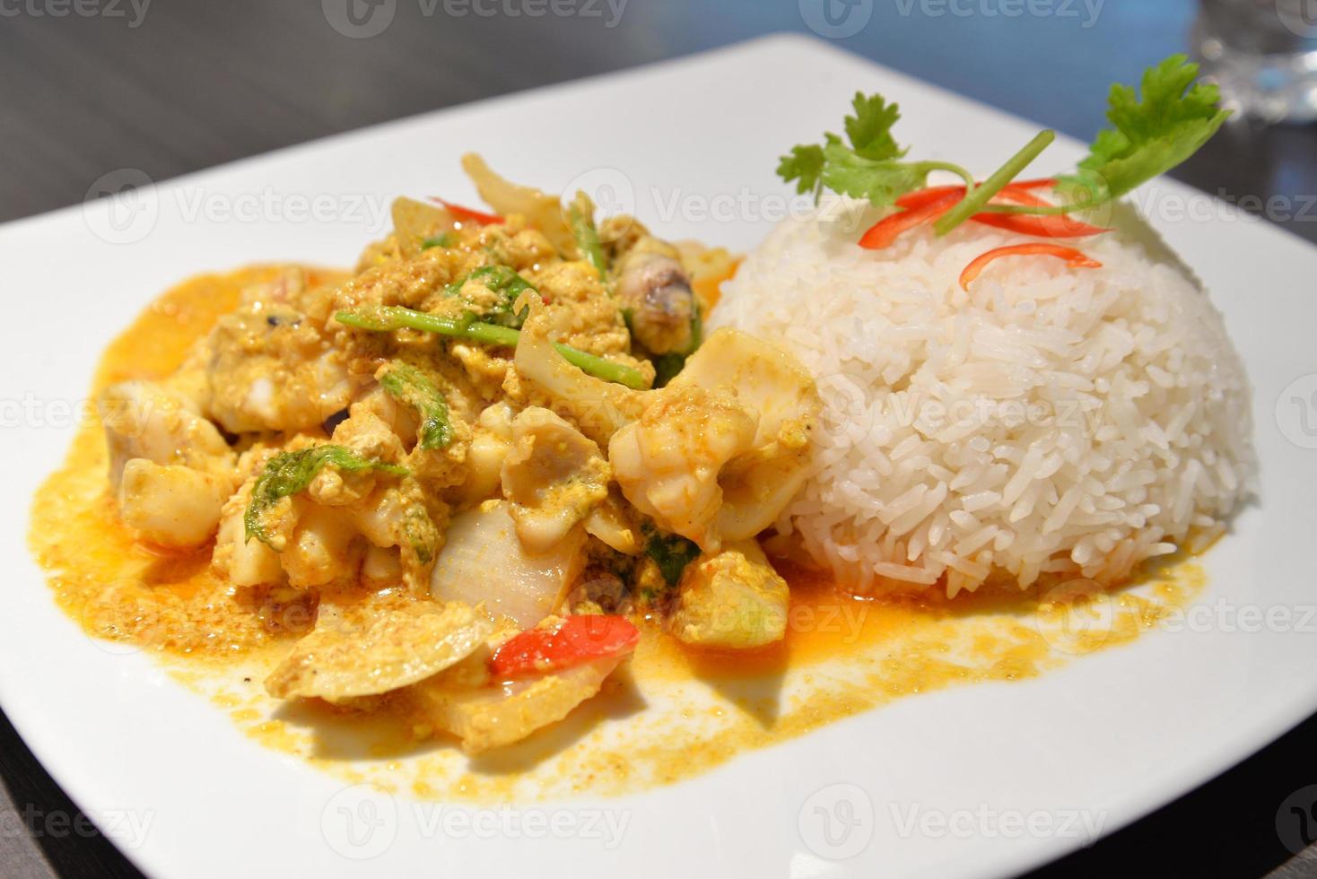 arroz com mexa curry frito frutos do mar foto