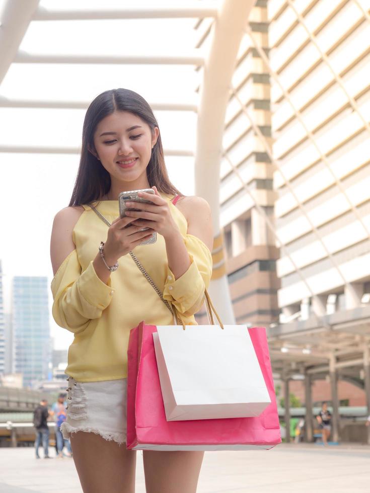 linda mulher asiática está feliz em ir às compras foto