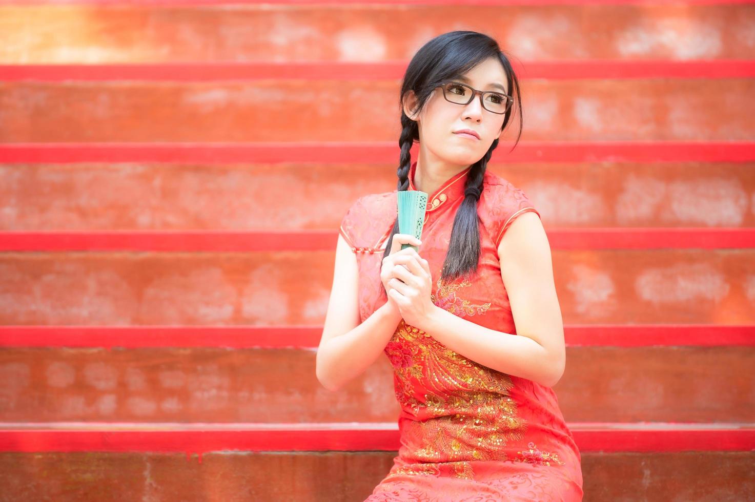 mulher bonita asiática fotografada em trajes nacionais chineses para o evento do ano novo chinês foto