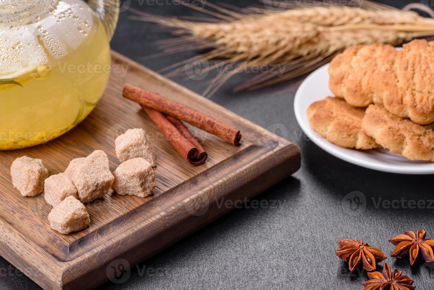 biscoitos de milho caseiros em um fundo escuro de concreto foto