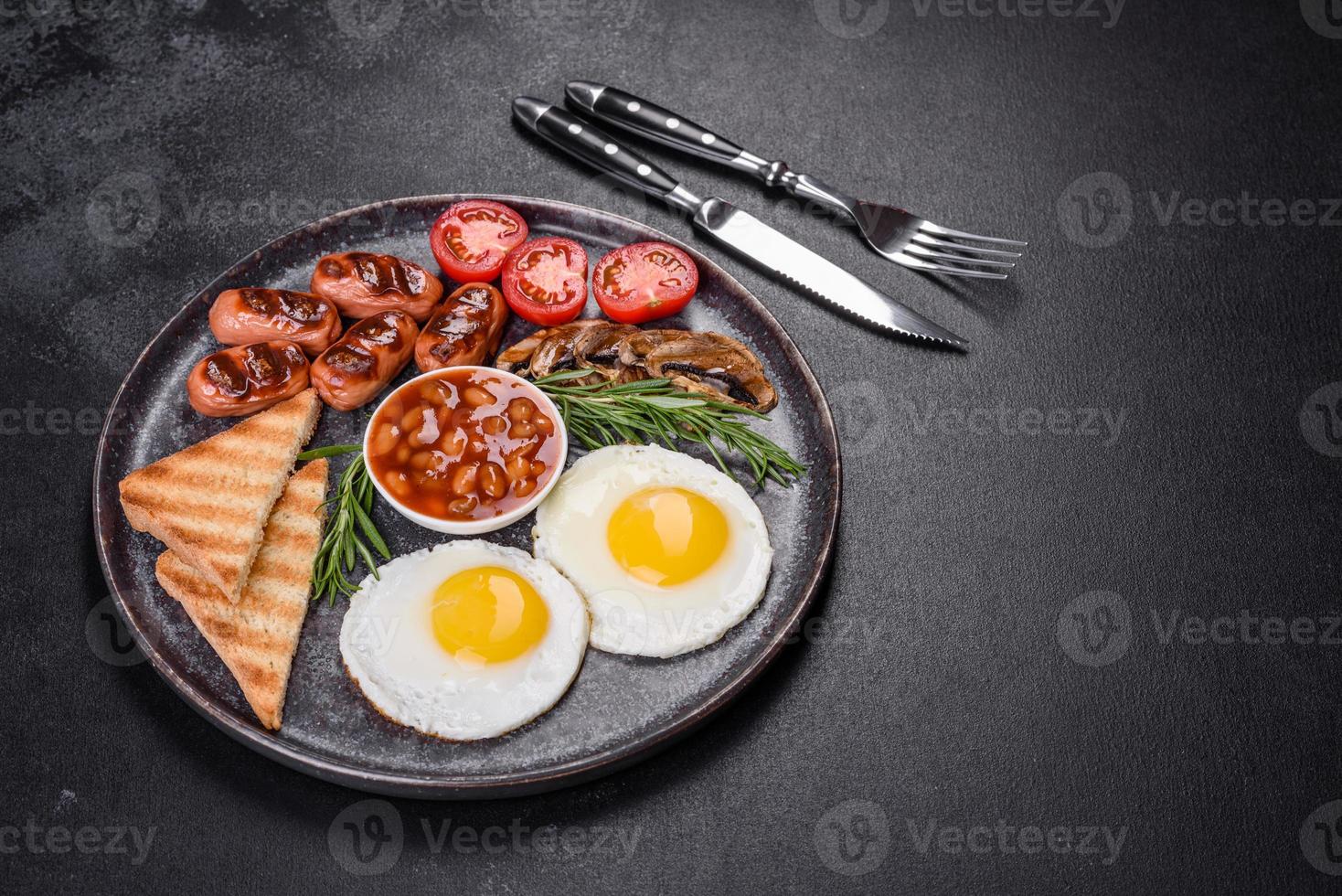 Café Da Manhã Tradicional Em Inglês Ovos Mexidos Feijão Tomate Cogumelos  Enchido E Doce De Damasco Com Clássico Inglês Imagem de Stock - Imagem de  alperce, alto: 217925027