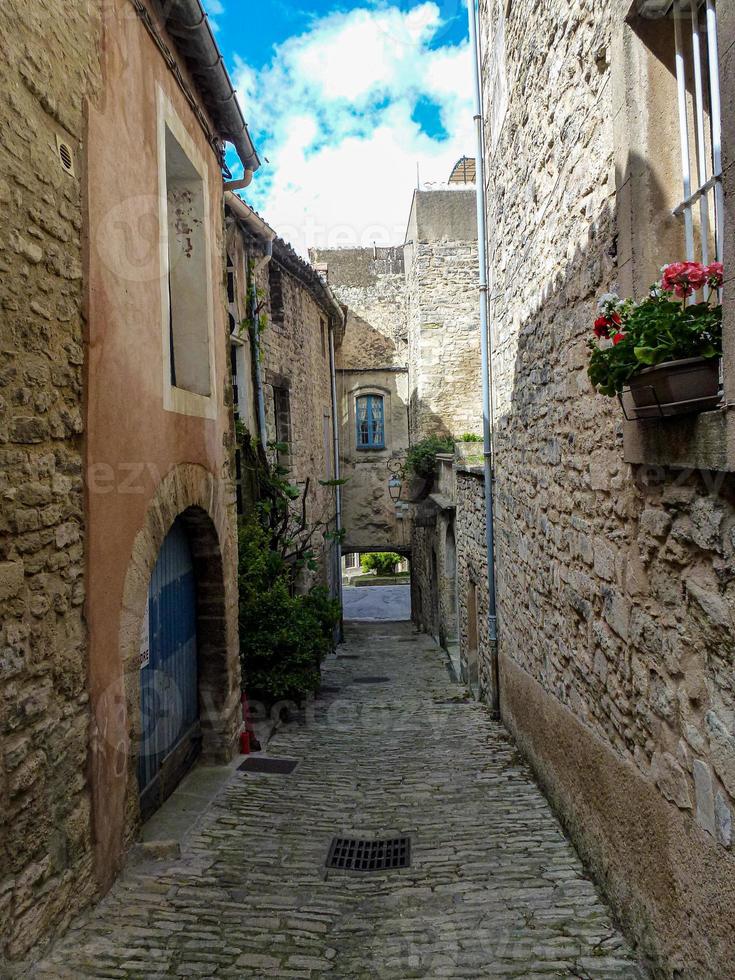 rua estreita com casas na itália foto