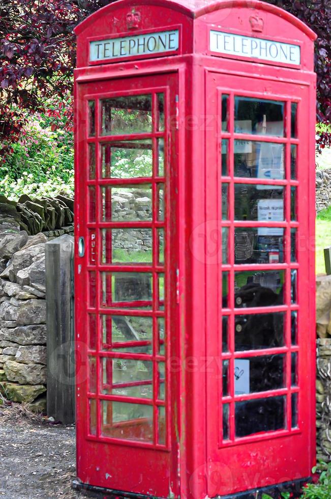 tiro vertical de uma caixa de telefone vermelha foto