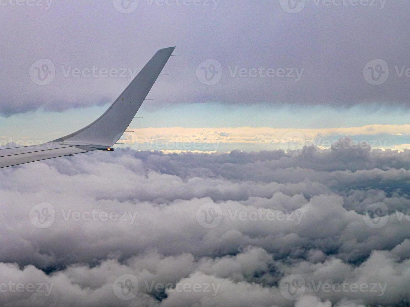 parte do avião nas nuvens foto