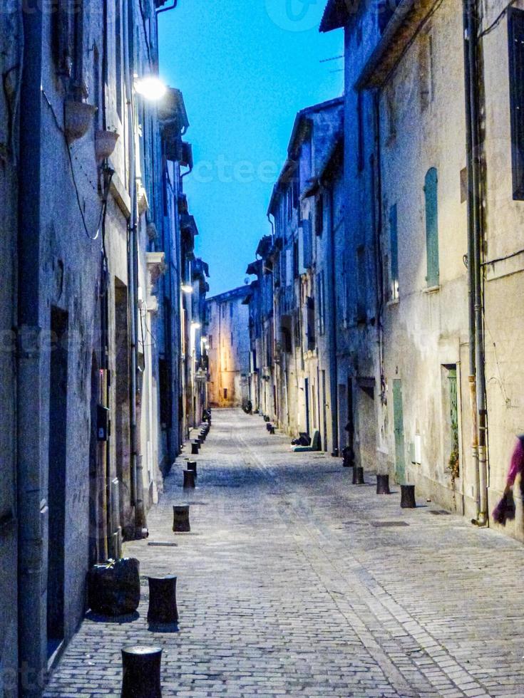 rua estreita com casas na itália foto