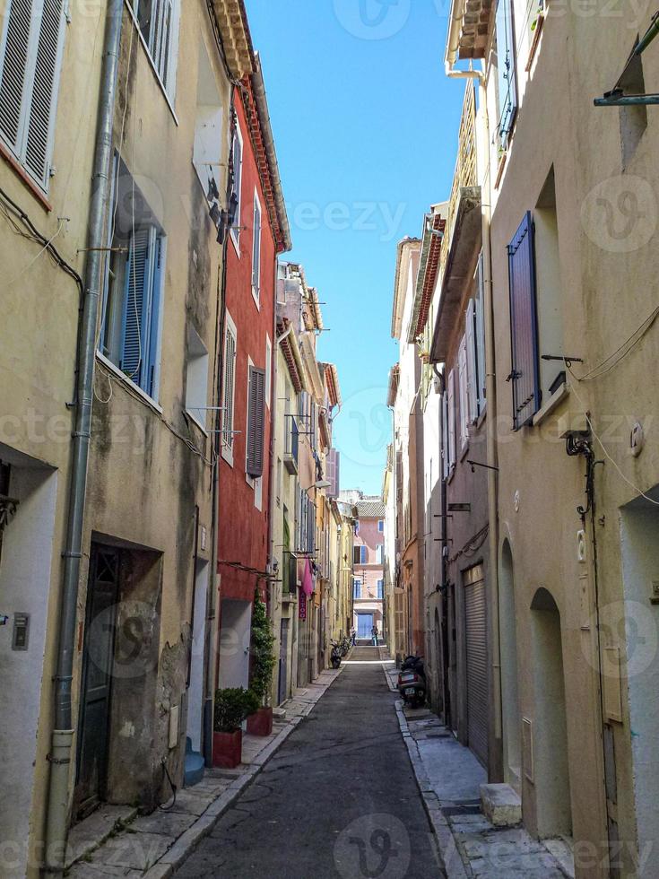 rua estreita com casas na itália foto