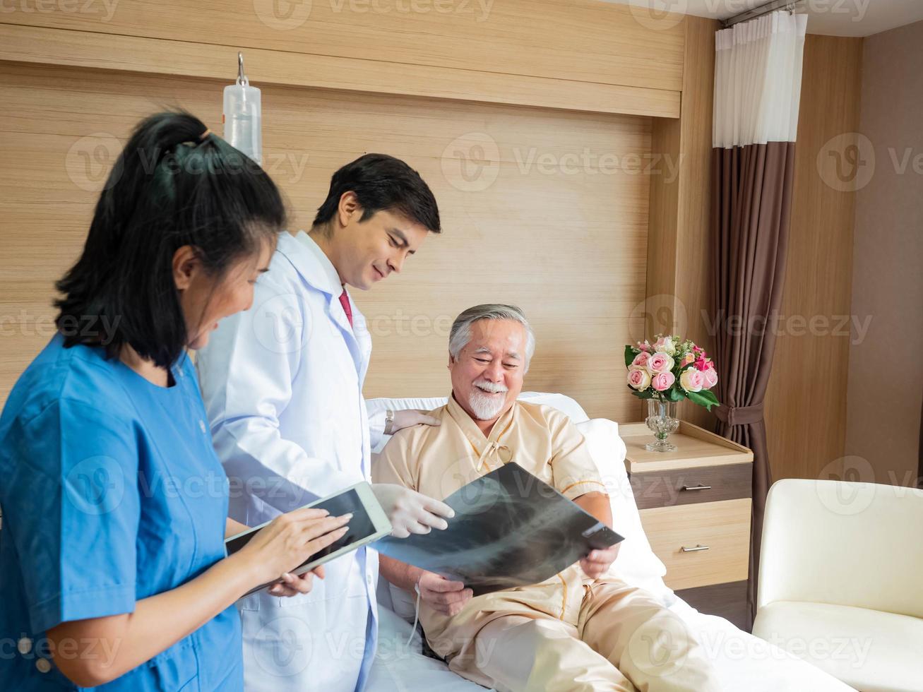 clínica hospitalar ou paciente de laboratório na cama tratamento de sorriso feliz masculino asiático do médico cientista e enfermeira covid-19 doença do vírus corona cuidados de saúde suporte médico ajuda filme seguro de raio-x foto