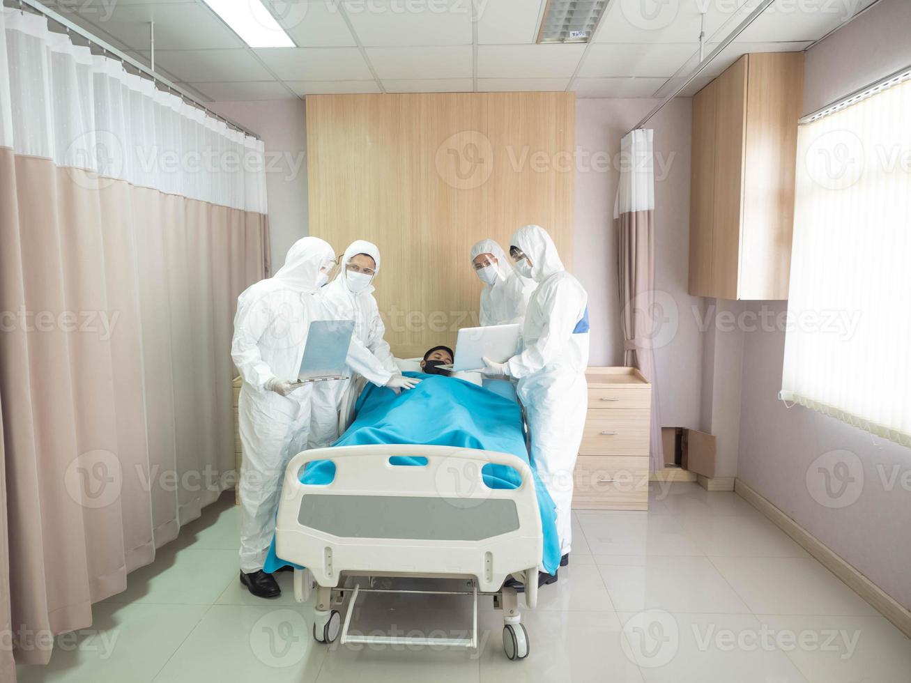 clínica hospitalar ou médico de laboratório cientista usa epi branco uniforme isolado doente cama doente empresários para tratamento cuidados de saúde antivírus covid-19 rsv corona bactérias doença proteção médica foto