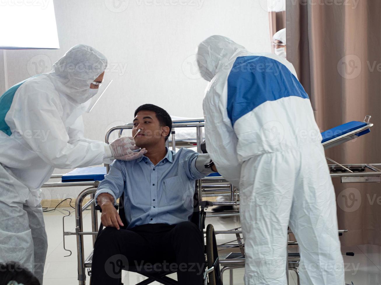 hospital clínica laboratório enfermaria médico cientista usar uniforme branco doente cama paciente empresários tratamento cuidados de saúde teste rápido covid-19 índia áfrica corona doença proteção médica vacina foto