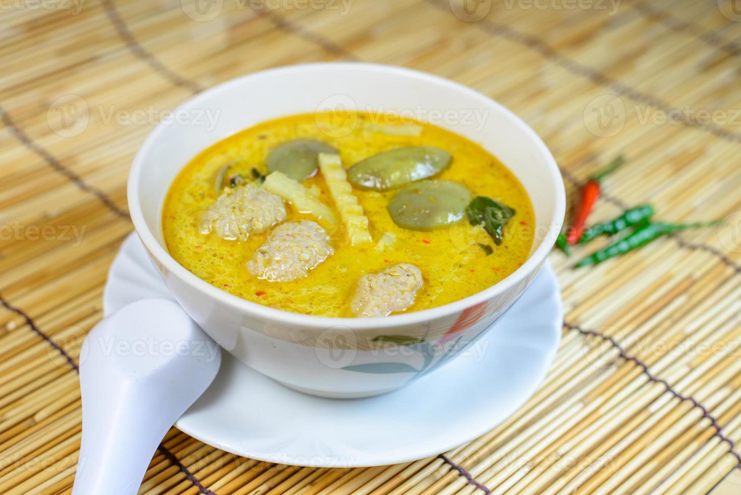 curry de bola de porco verde, cozinha tailandesa foto