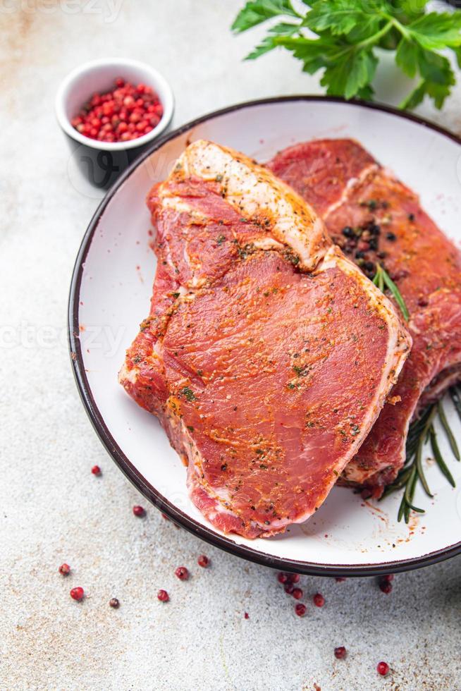 carne crua bife carne de porco fresca refeição refeição lanche na mesa cópia espaço foto