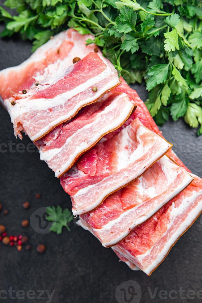 toucinho barriga carne pedaço de carne gordura banha de porco fresca em especiarias farinha fresca foto