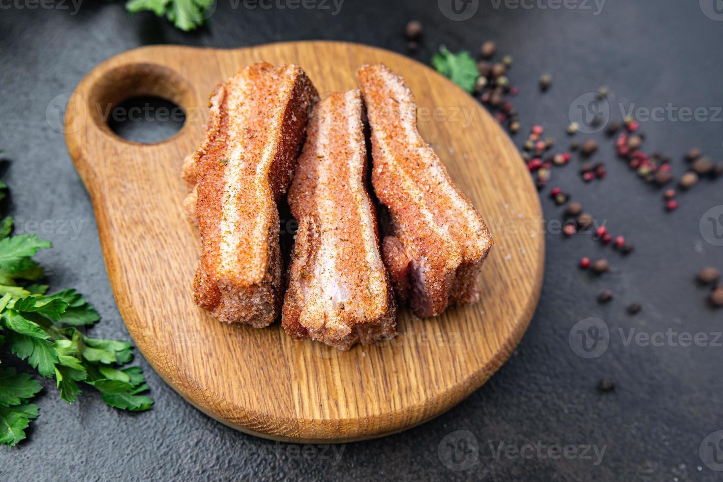 toucinho barriga carne pedaço de carne gordura banha de porco fresca em especiarias farinha fresca foto