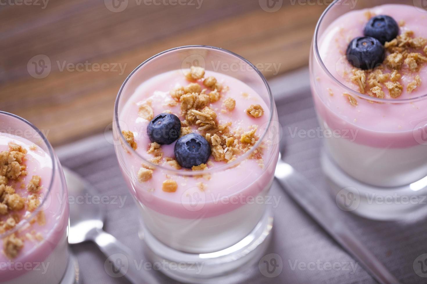 deliciosa sobremesa, flocos inundados em iogurte de dois sabores foto