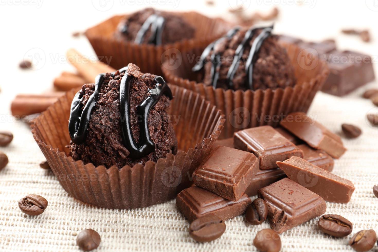 deliciosos chocolates em close-up tabela foto