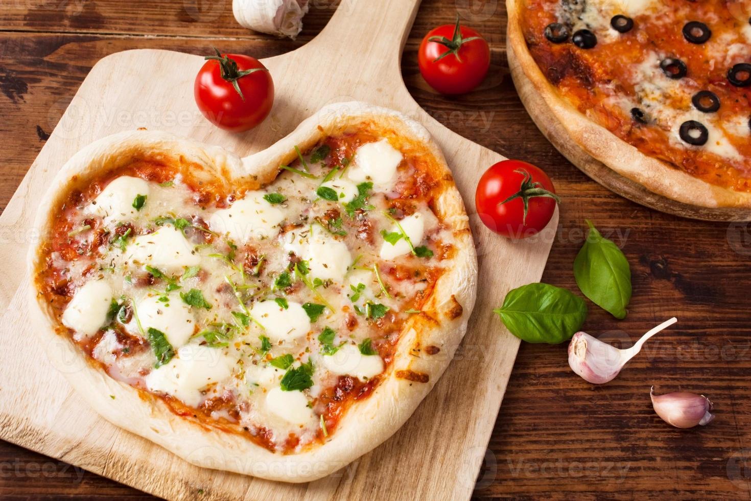 coração romântico em forma de pizza italiana margherita foto