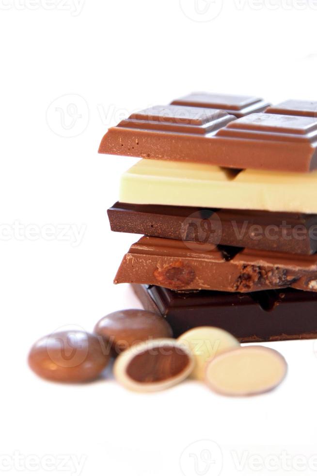 seleção de chocolate no fundo branco isolado foto
