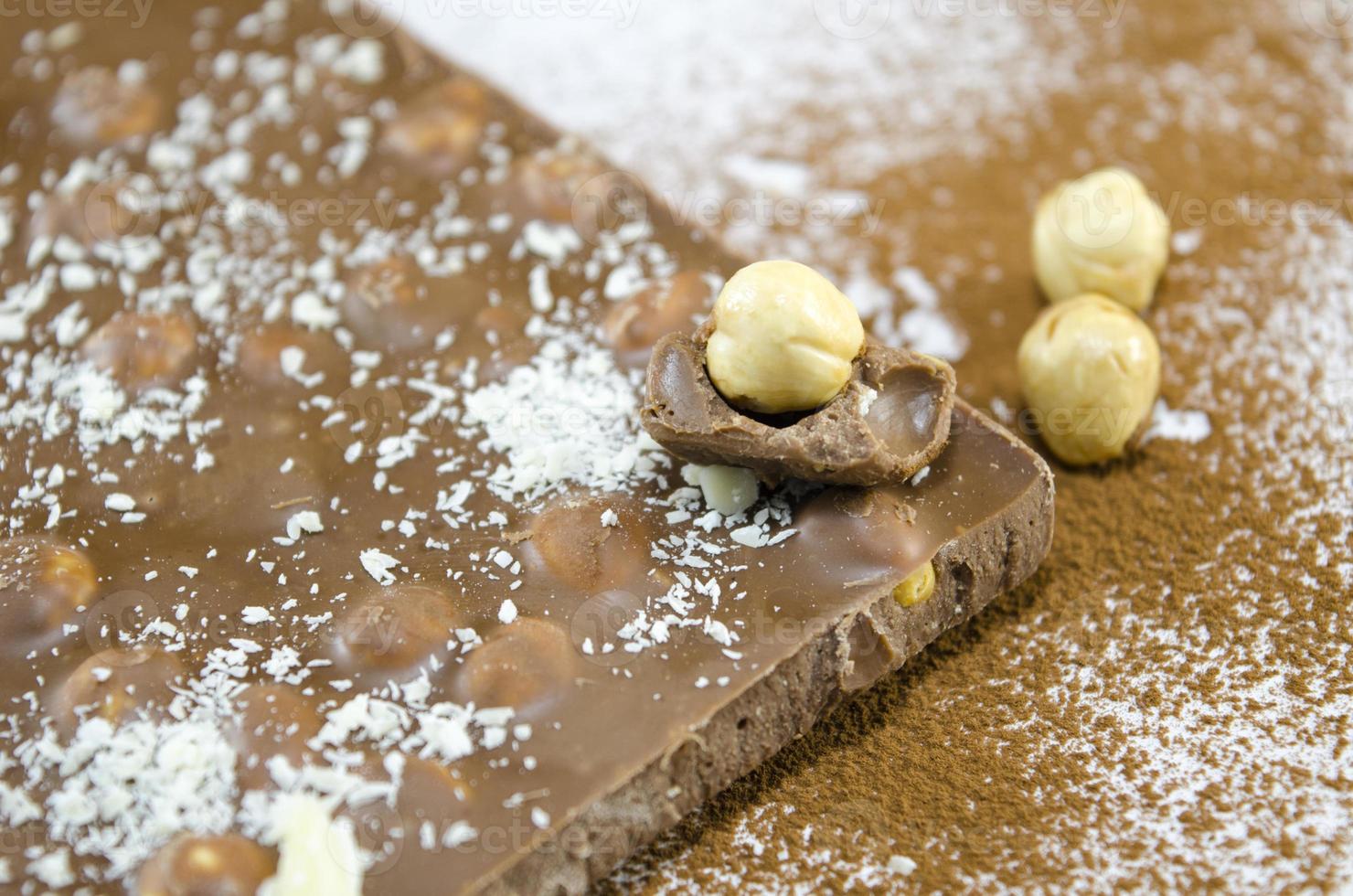 wholenuts de chocolate em uma mesa pulverizada com cacau foto
