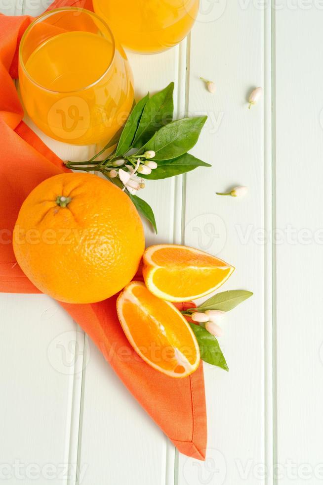 suco de laranja espremido na hora foto