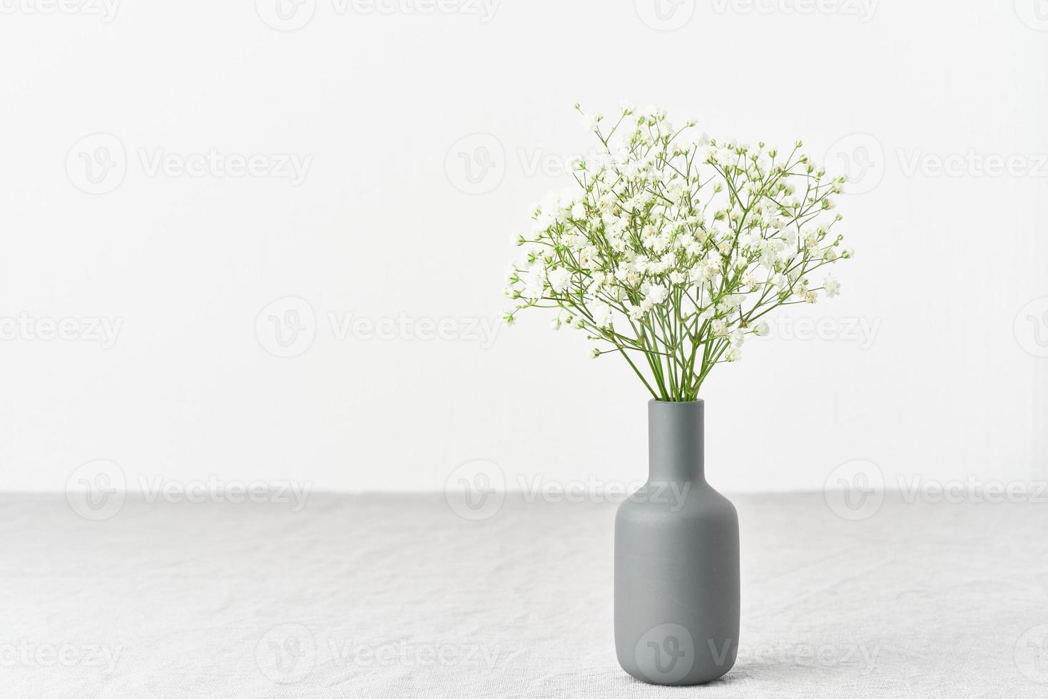 gypsophila flores em um vaso. luz suave, minimalismo escandinavo, foto