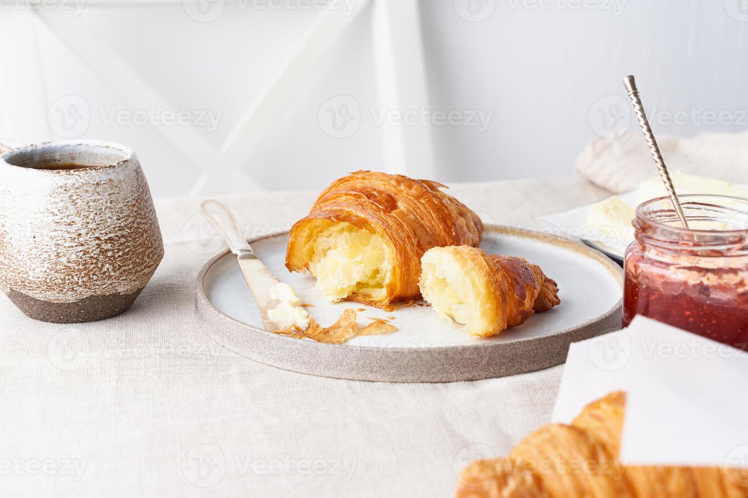 café com croissant. manhã ensolarada brilhante, café da manhã com bolos frescos, vista lateral foto