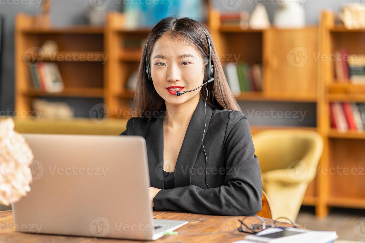 cliente de consultoria de agente de serviço de suporte chinês sorridente. retrato feminino olhando para a câmera foto