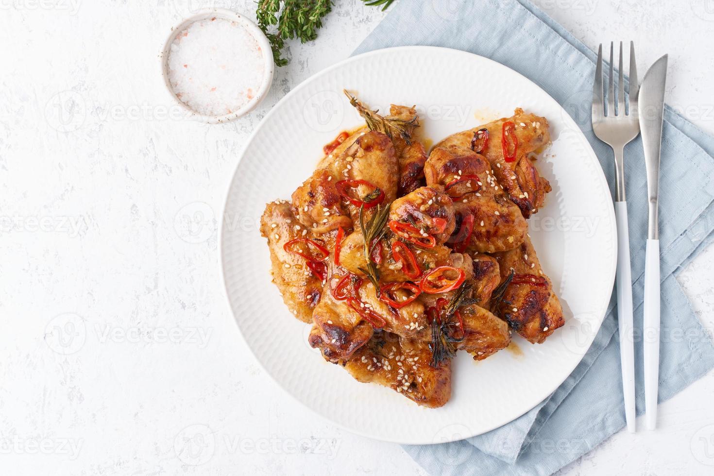 asas de frango de churrasco. frango assado no forno na chapa. comida coreana quente. vista superior, copie o espaço foto