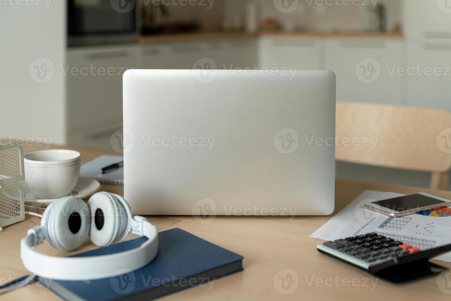 mesa freelance com laptop na cozinha. trabalho a partir de casa. Educação a Distância. foto