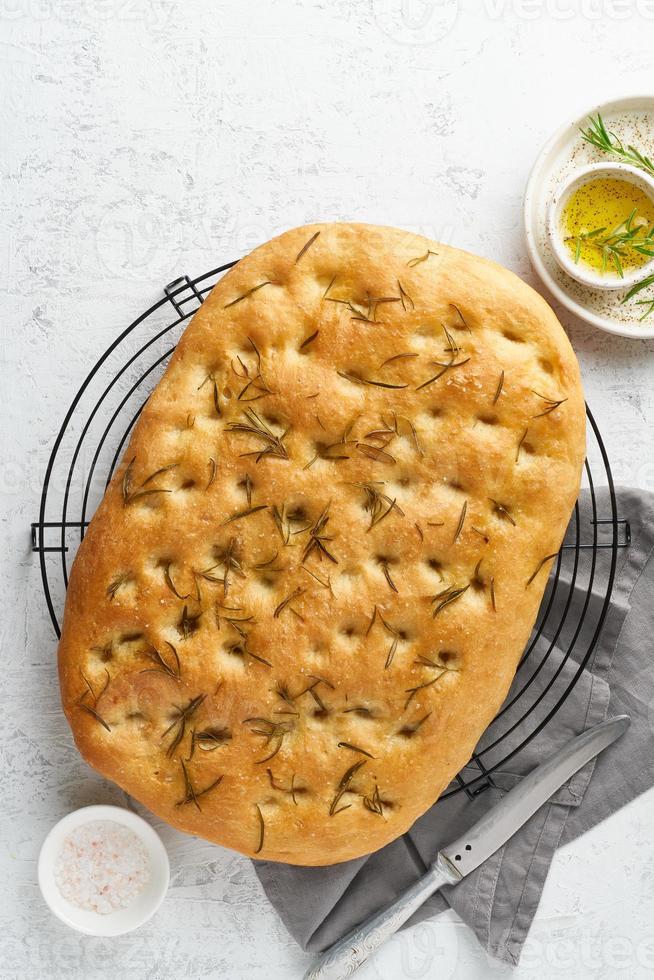 focaccia, pizza, pão italiano com alecrim e azeite na grade foto